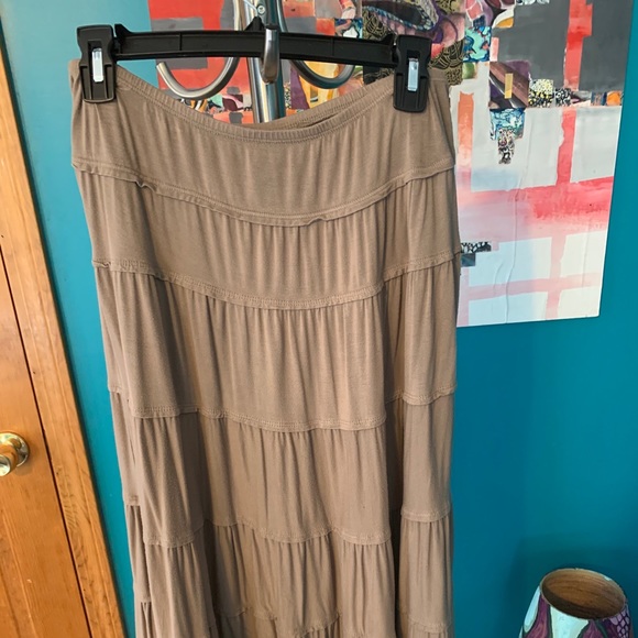 Style n Company beige below the knee skirt. Medium - Picture 4 of 4